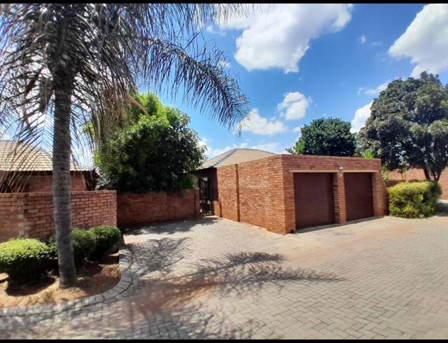 3 BEDROOM TOWNHOUSE FOR SALE IN HEUWELSIG ESTATE